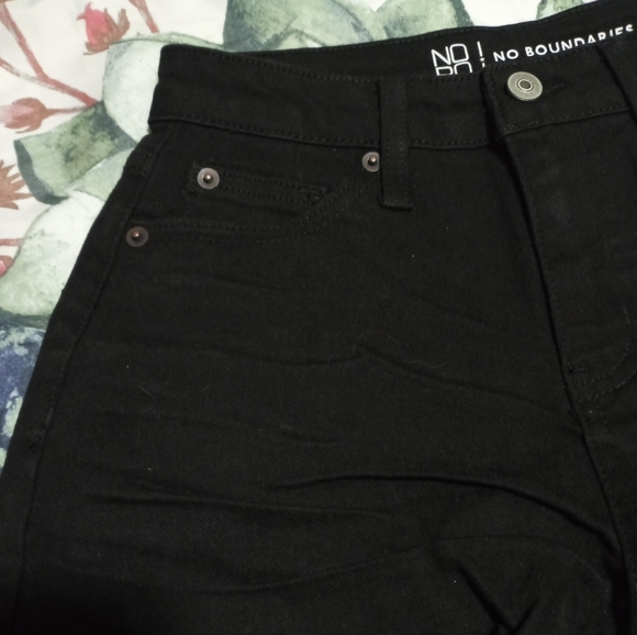 NO BOUNDARIES - Picture 2 of 4